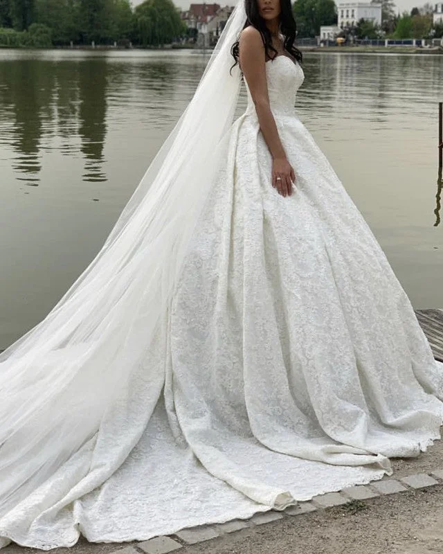 Women’s clothing that combines comfort and style   Lace Sweetheart Wedding Dress Ball Gown